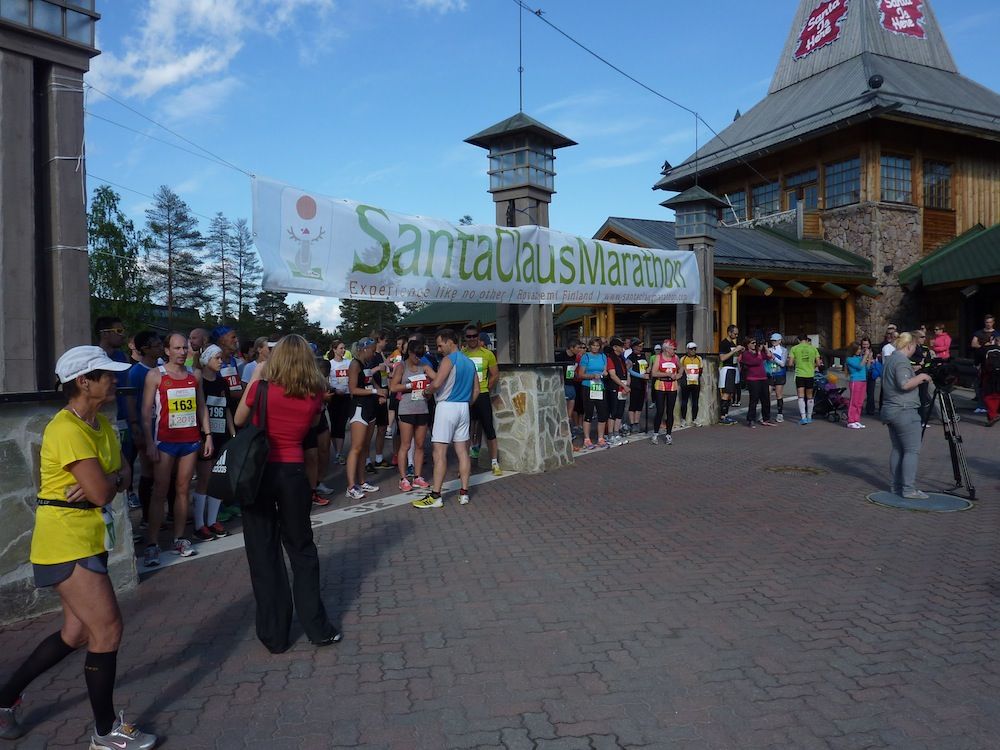 Salida del Santa Claus Marathon, desde la linea del Círculo Polar en el Pueblo de Papá Noel en Rovaneimi, Finlandia