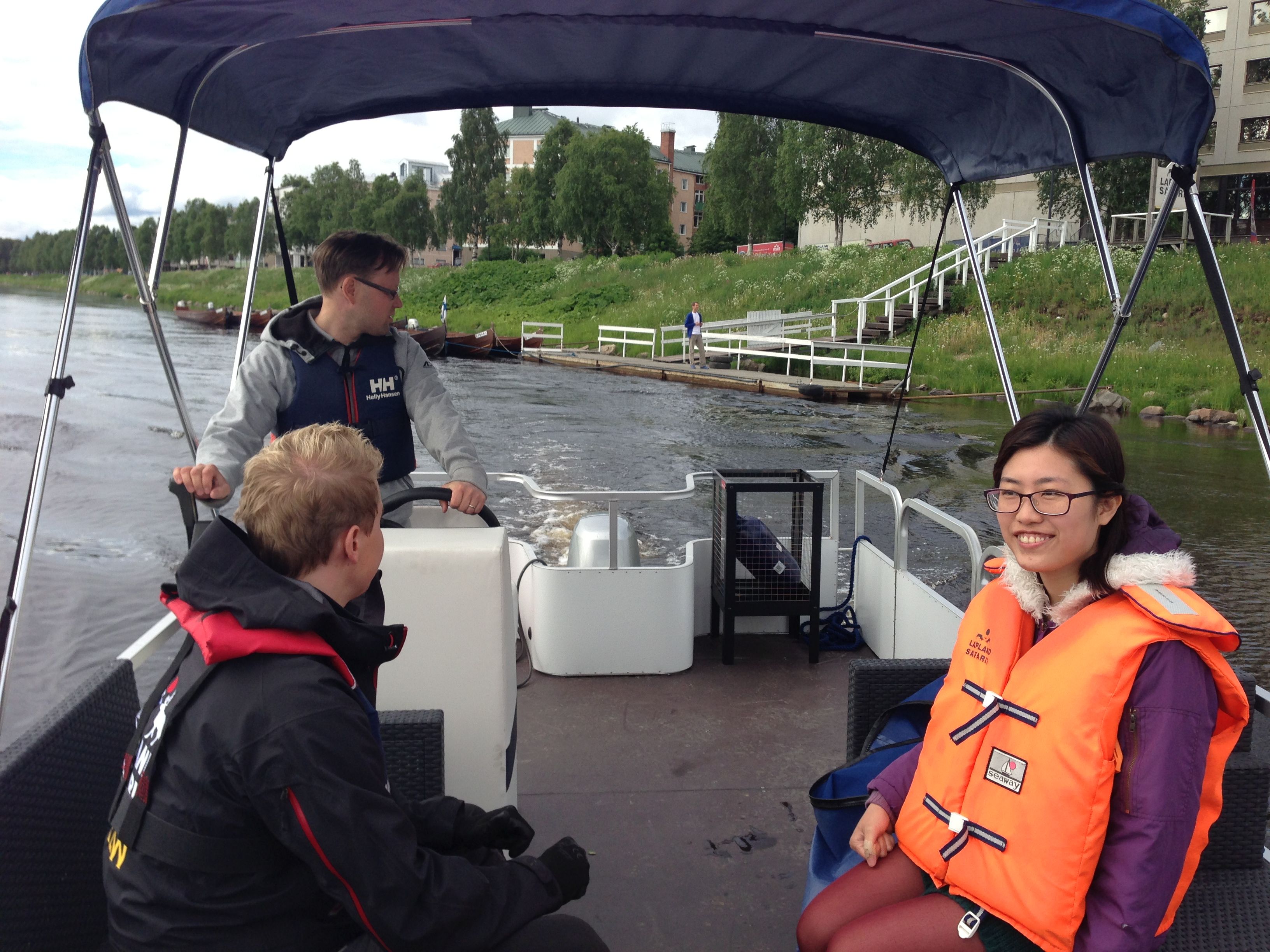 Navegando por el río Kemi y Ounas en Rovaniemi, Finlandia (1)