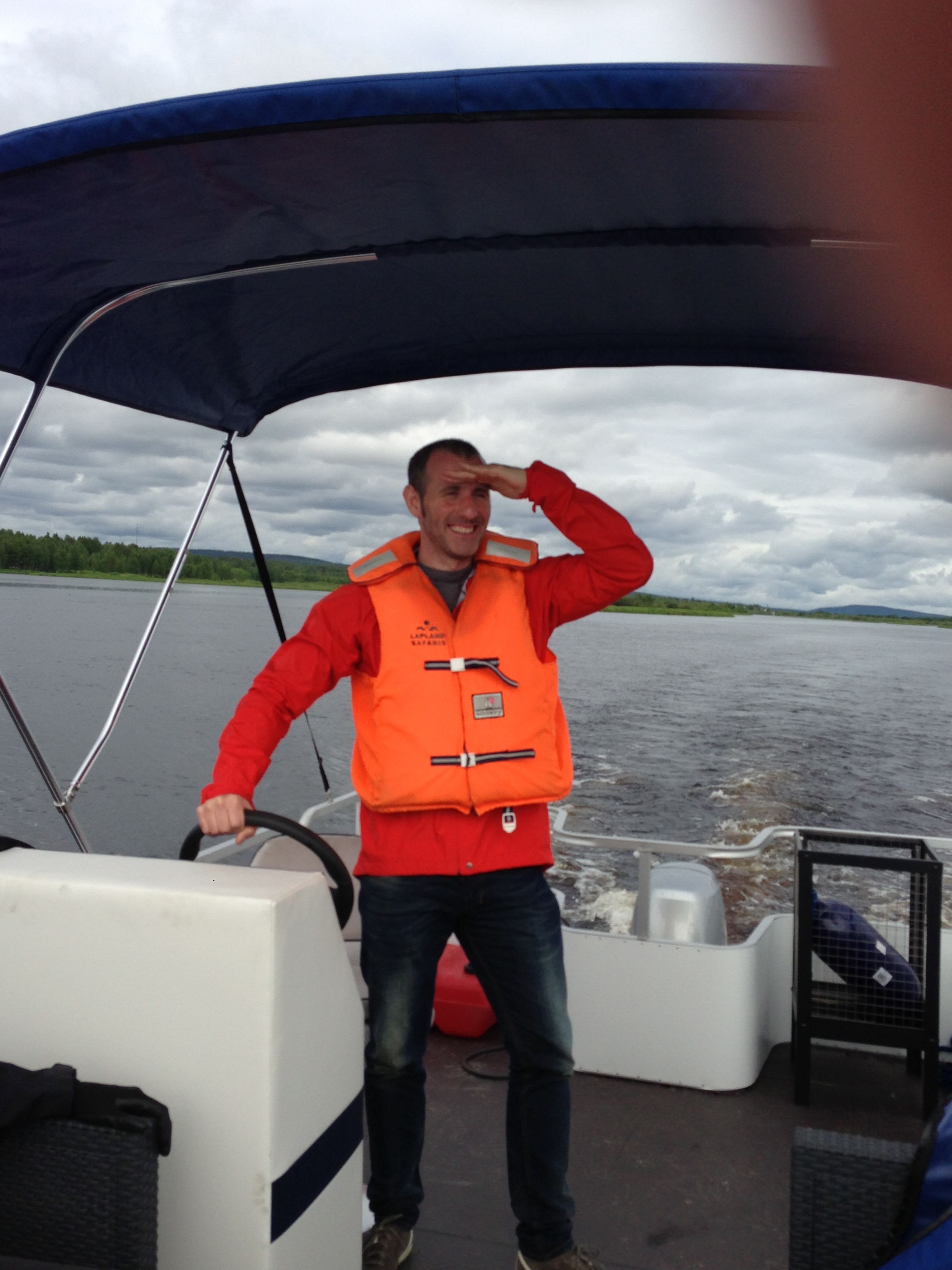 Tomando el mando sobre la barcaza. Me falta estilo de capitán (río Ounas, Rovaniemi, Finlandia)