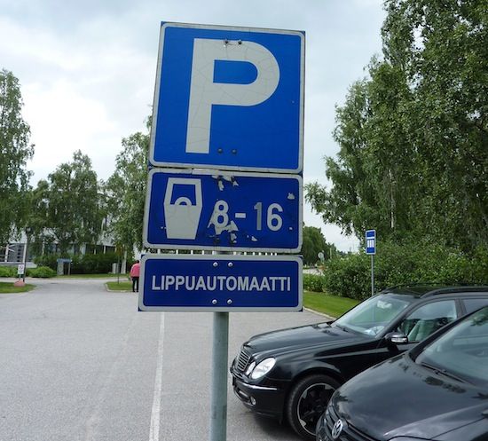 Señal indicadora de zona de aparcamiento de pago por horas en Finlandia