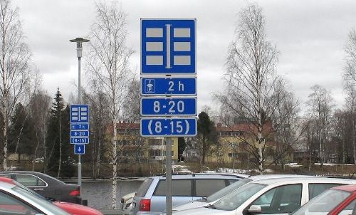 señal de estacionamiento gratuito limitado en joensuu, finlandia
