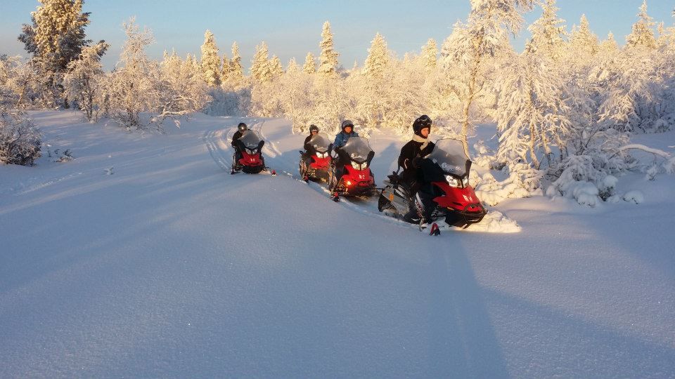 Primera salida en motos de nieve en Saariselkä el 12.11.2014.