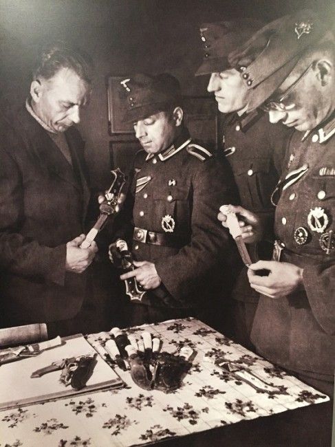 Nazis interesados por los tipicos cuchillos finlandeses 