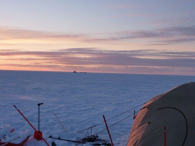Campamento en el helado Mar Báltico. Al fondo rompehielos y buque mercante 