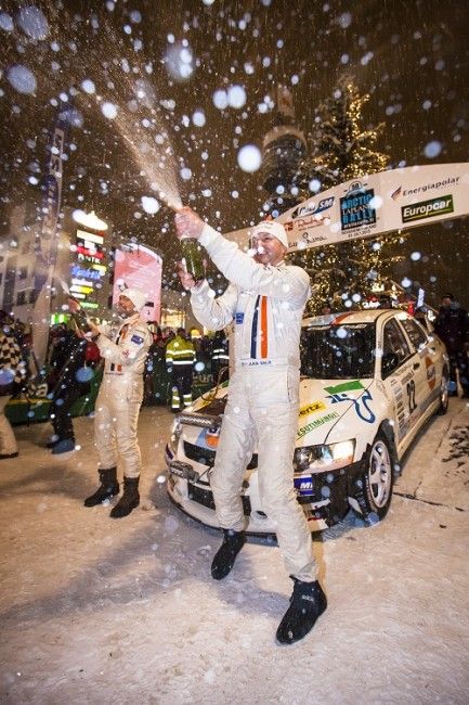 Juha Salo celebrando su victoria. Arctic Lapland Rally 