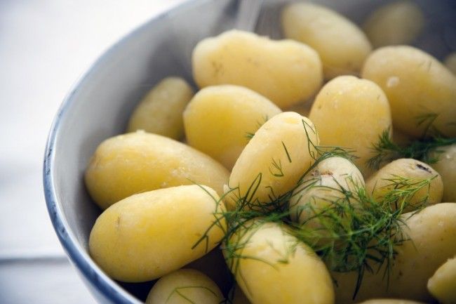 Patatas nuevas con eneldo 