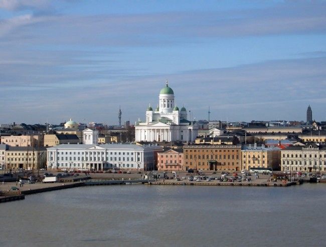 El muelle donde se instala el Kauppatori de Helsinki 