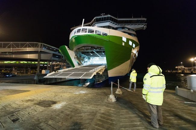 El ferry Megastar en el puerto de Helsinki preparado para la carga 