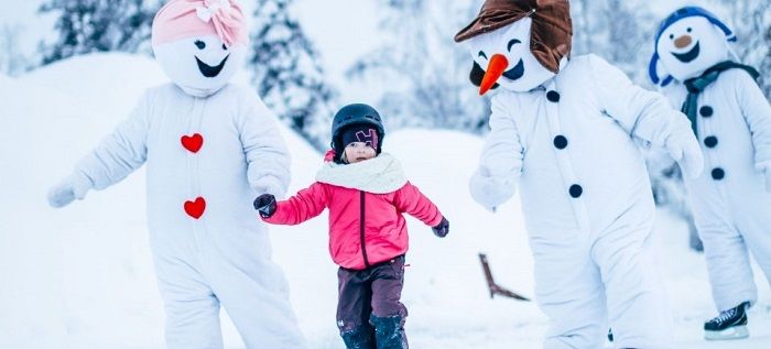 El muñeco de nieve la mascota de Snowman World siempre esta presente y juega con los niños