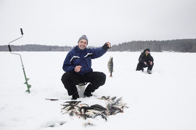 Pesca en el hielo en el lago Vesijärvi en Lahti 