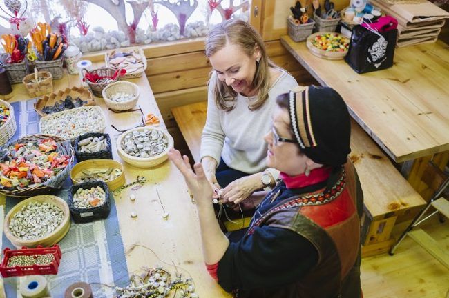 Aprendiendo artesanía con una familia Sami
