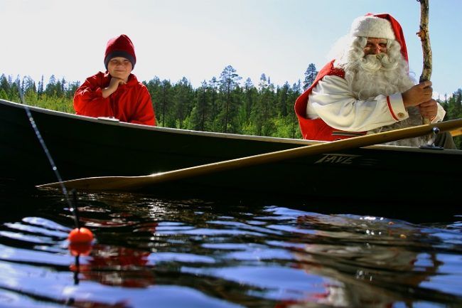 Papá Noel y un elfo pescando en el río Kemijoki