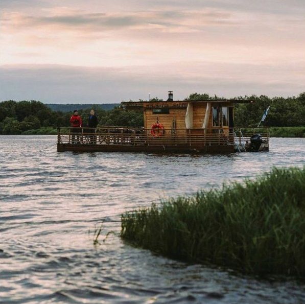 Sauna flotante en el río Ounasjoki 