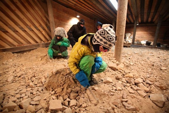 Niños buscando su amatista en la zona cubierta durante el invierno 