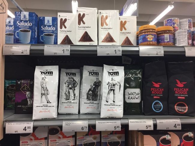 Estantería en un supermercado de Rovaniemi de café Tom de Finlandia 
