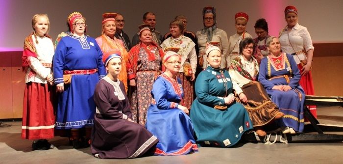 Mujeres Sami con sus trajes tradicionales dependiendo de la región de donde proceden
