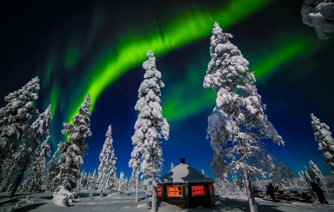 Aurora Boreal en el cielo del Parque Nacional Urho Kekkonen próximo al hotel Muotka 