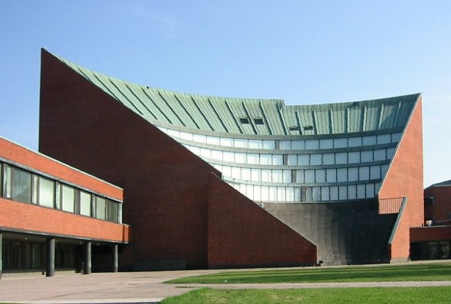Auditorio de la Universidad de Tecnología de Helsinki terminado en el año 1966