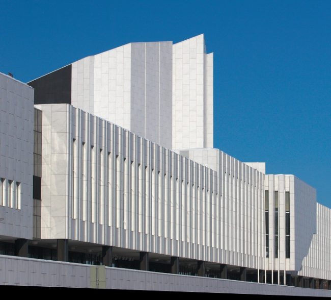 Edificio Finlandia en-Helsinki. Se organizan congresos, conciertos, y otros actos culturales 
