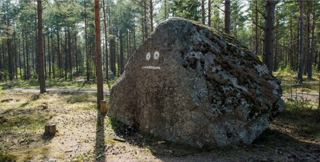 La piedra Mörkökivi en el bosque de la isla Pellinge 