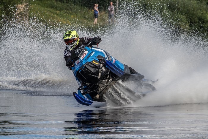 Competición de WaterCross con moto de nieve durante la Semana de Inari