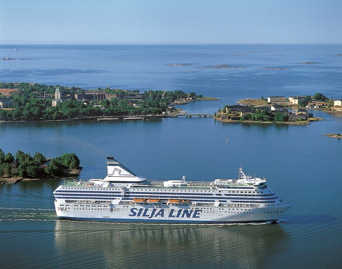 El ferry Silja Symphony navegando entre las islas del mar Báltico