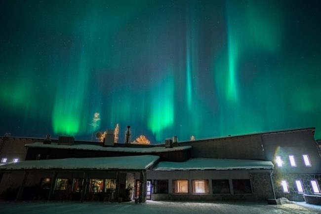 El hotel Santa's Aurora en Luosto bajo una Aurora Boreal 