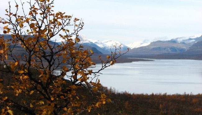 Galdotieva en otoño. El-lago Palojärvi y al fondo las montañas nevadas de Noruega