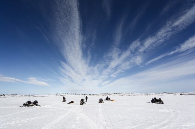 Practicando la pesca en el hielo en el lago Jerisjärvi 