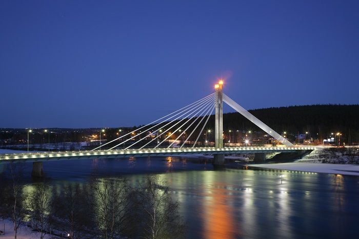 El puente de las candelas del leñador (Jätkänkynttilä) en Rovaniemi