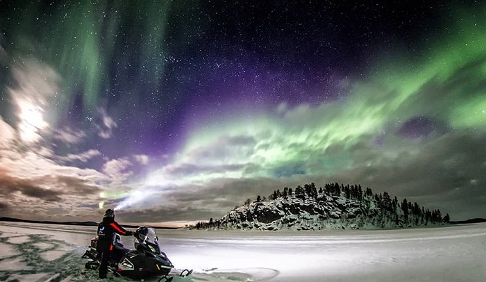 Espectacular imagen de la Aurora Boreal desde el interior del helado lago Inari
