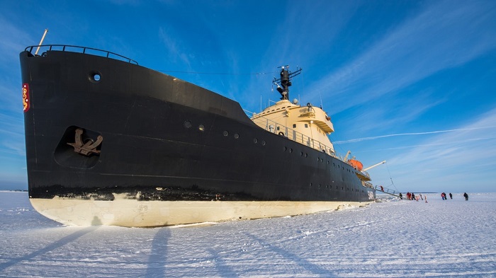 El rompehielos Sampo embarrancado durante el invierno en el mar Báltico helado