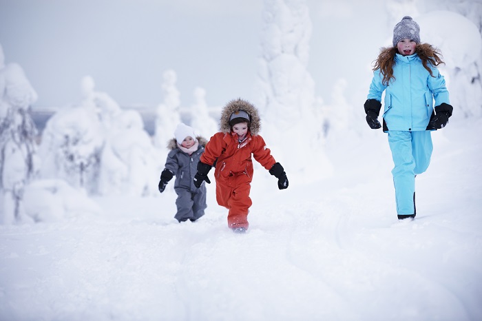 A los niños les encanta jugar y rebozarse en la nieve. La temperatura no es problema para ellos