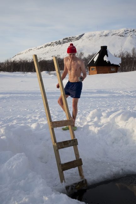 A punto para bañarse en el agua helada del lago Kilpisjärvi
