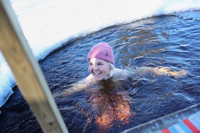 Bañarse en agua helada aporta muchos beneficios a la salud 