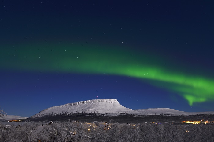 La montaña sagrada de Saana en Kilpisjärvi bajo la Aurora Boreal