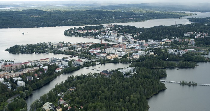 Fotografía oblicua del centro de la ciudad de Savonlinna donde se observa la relación de la población finlandesa con el agua