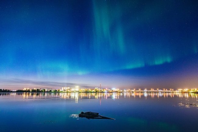 La ciudad de Tornio con la Aurora Boreal 