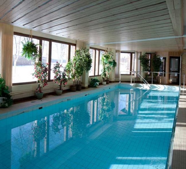 En la piscina del hotel Ivalo se pueden hacer unas buenas brazadas 