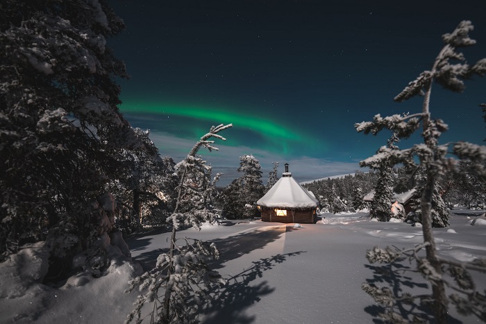Alrededor de Äkäslompolo hay una buena cantidad de refugios donde llegar con raquetas de nieve y poder contemplar la Aurora Boreal