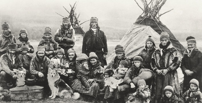 Grupo de Sami frente a sus tiendas Kota en fecha indefinida. Entre los años 1900-1920
