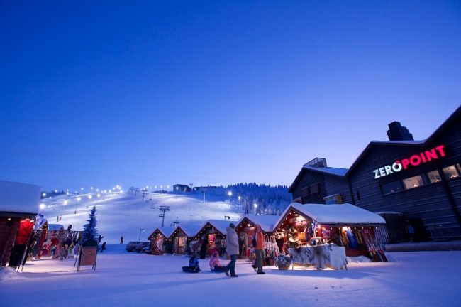 Las pistas de esquí de Levi están a pocos minutos caminando desde el hotel Sirkantähti