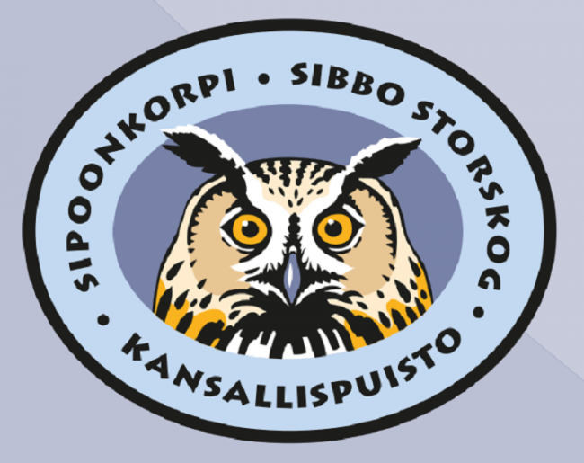 Escudo del Parque Nacional de Sipoonkorpi con el Búho Real en primer plano