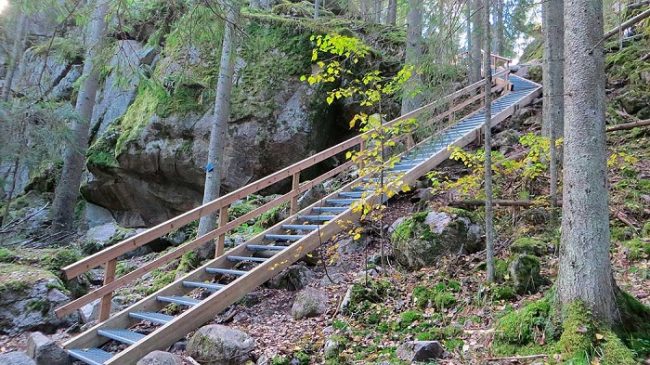 Las escaleras de la ruta de Haukankierros facilitan el paso y protejen la naturaleza de la erosión 