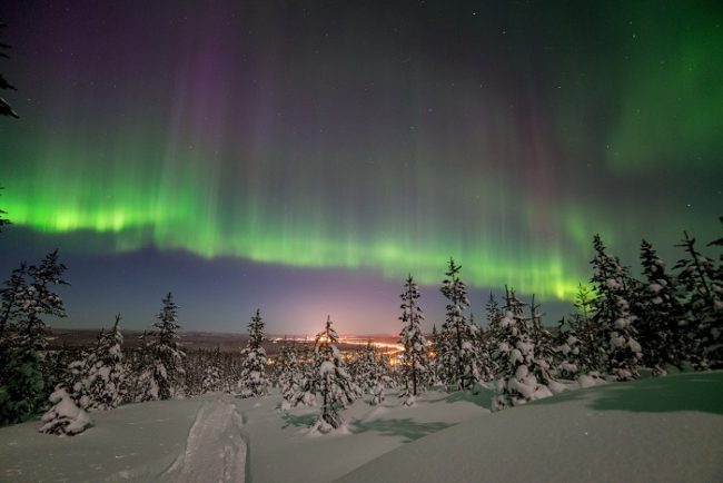 Aurora Boreal bailando en el cielo sobre el pueblo de Ivalo