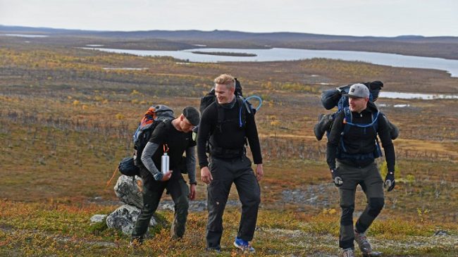 Excursionistas en el camino de Sevettijärvi a Pulmanki 