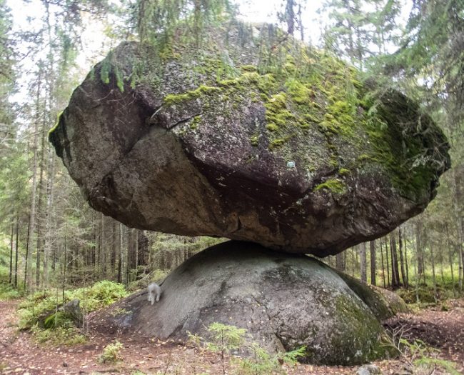 Kummakivi la piedra en equilibrio más famosa de Finlandia