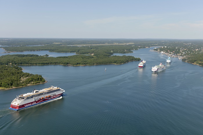 Ferrys entrando y saliendo de Marirhamn, la capital de las islas Åland