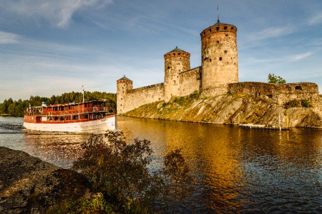 El barco de vapor de Savonlinna navegando cerca del castillo de Olavinlinna 