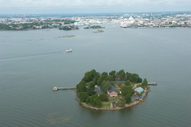La pequeña isla de Lonna. Al fondo, la ciudad de Helsinki 